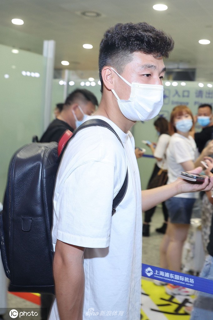 武磊启程前往西班牙 临行前为球迷签名