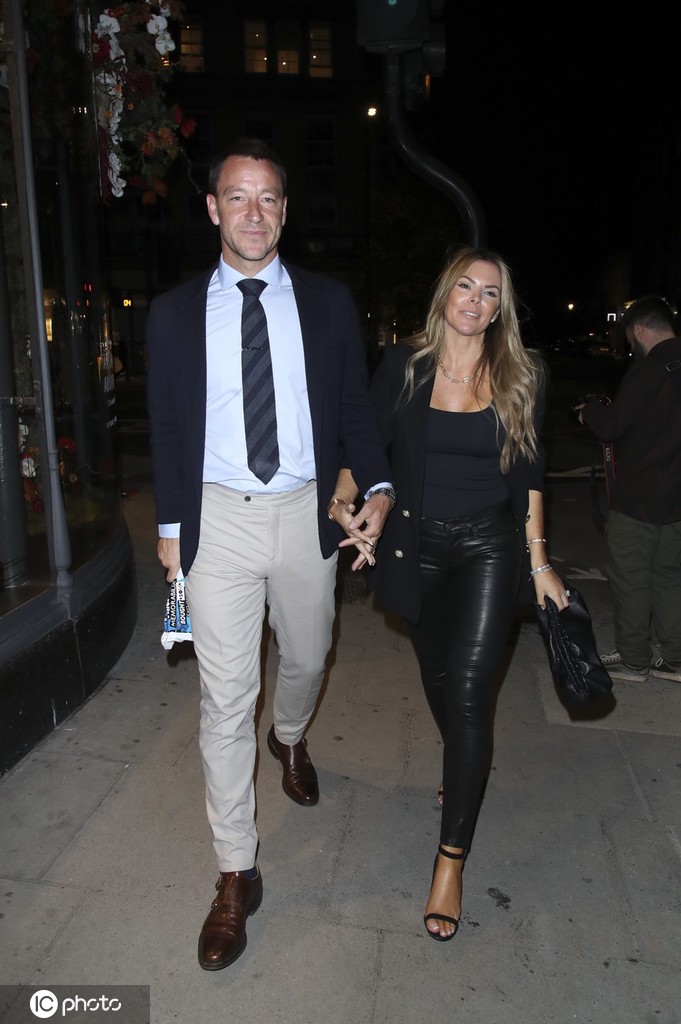 特里携妻子现身画廊展览活动 二人一路手牵手甜蜜恩爱