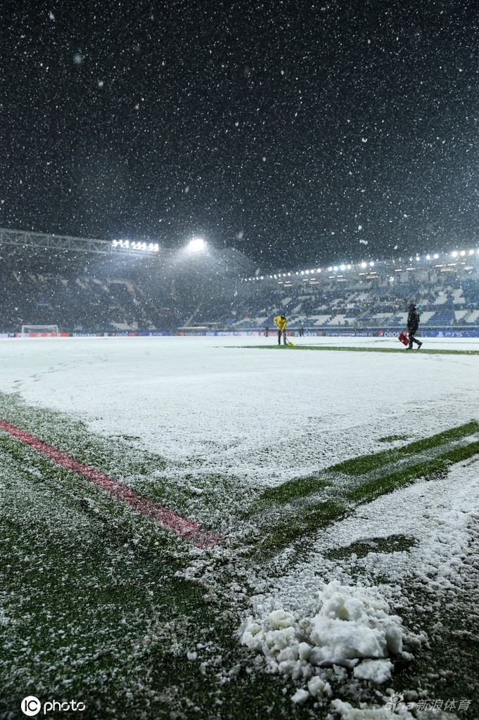 大雪逼停欧冠小组赛比赛 亚特兰大主场一片白茫茫