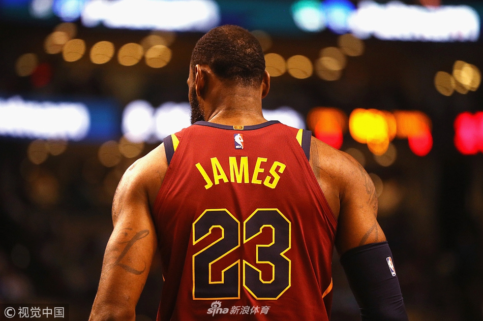 带不动球队王者变青铜 双眼空洞的詹皇