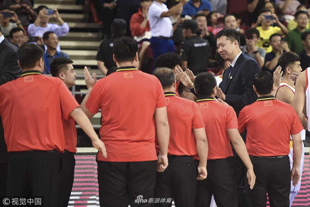 薪火相传！中国男篮蓝队列队欢迎08前辈