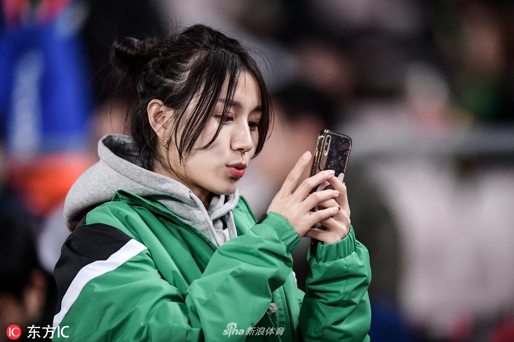 北京国安女球迷现场助阵亚冠