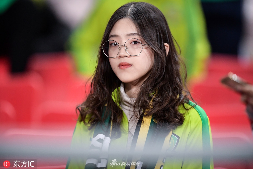 北京国安女球迷现场助阵亚冠