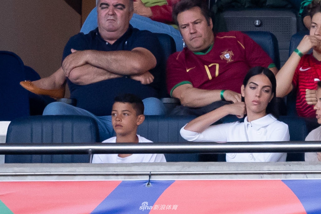 C罗女友乔治娜现场助阵 这一身打扮什么水平