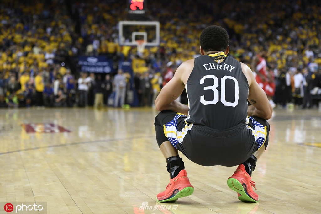 三连冠梦碎!苦涩!库里在自己主场目送对手夺冠