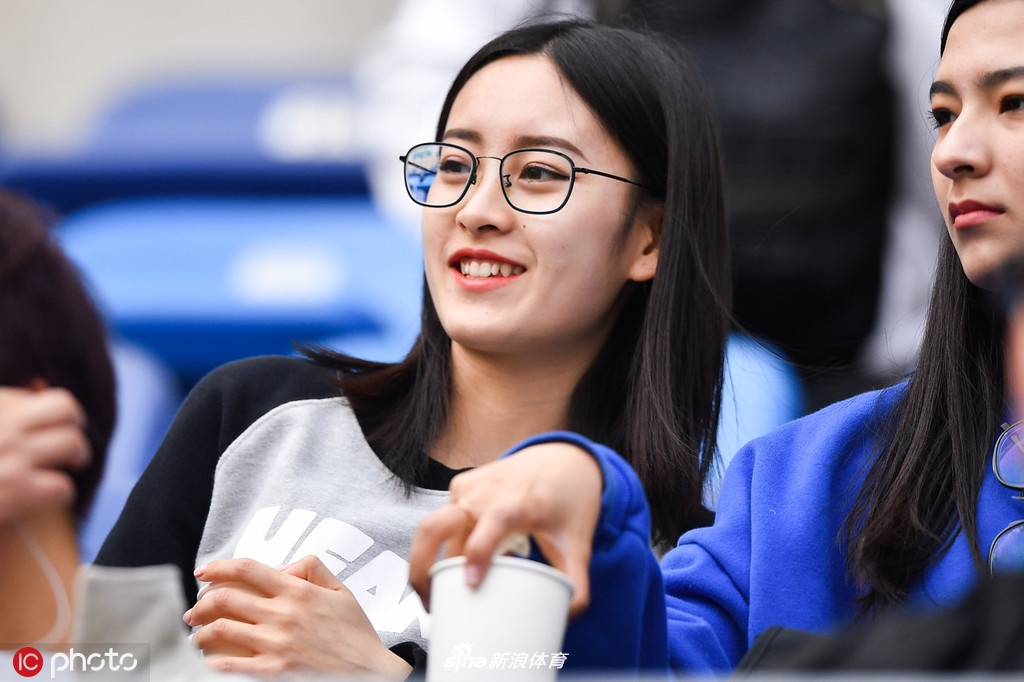 中超美女球迷图鉴 半程看台美色大赏