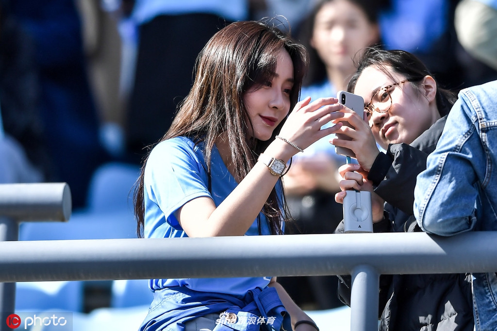 中超美女球迷图鉴 半程看台美色大赏