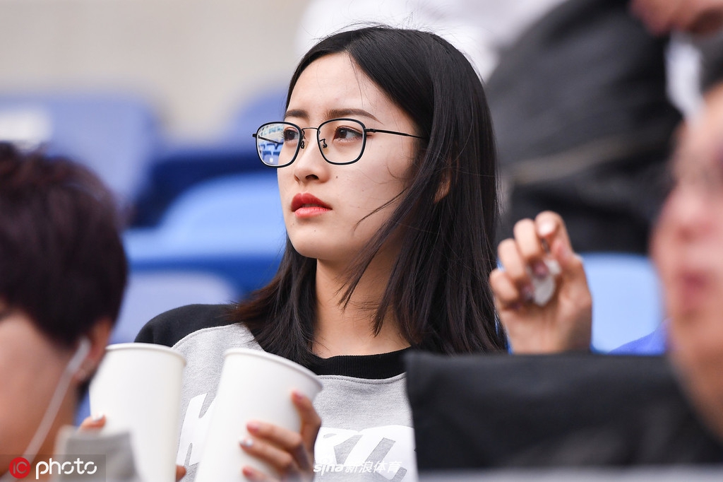 中超美女球迷图鉴 半程看台美色大赏