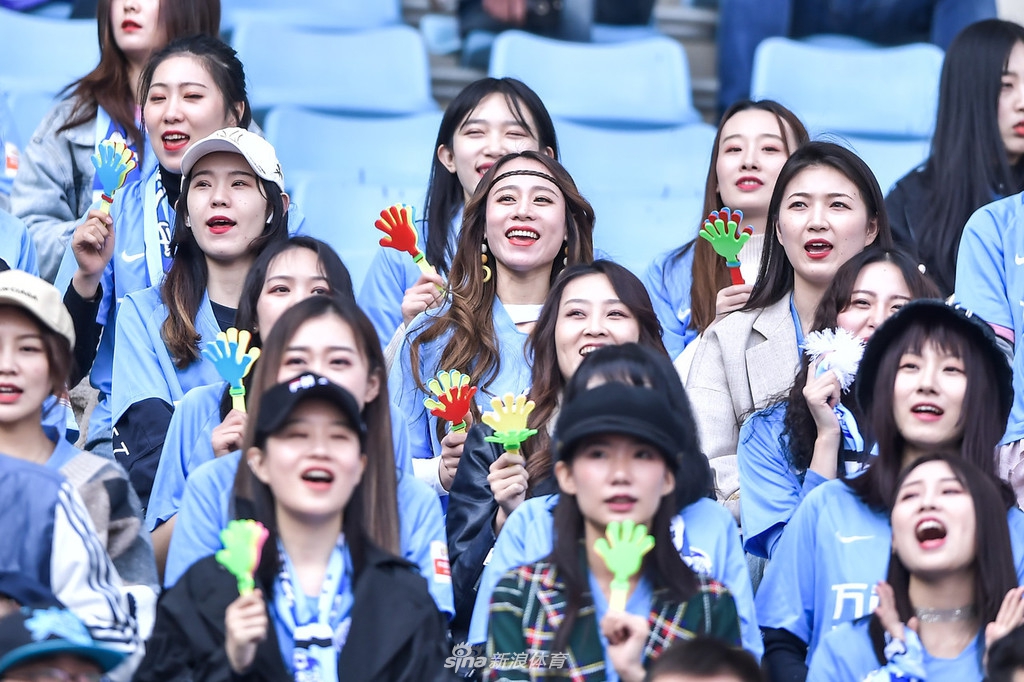 中超美女球迷图鉴 半程看台美色大赏