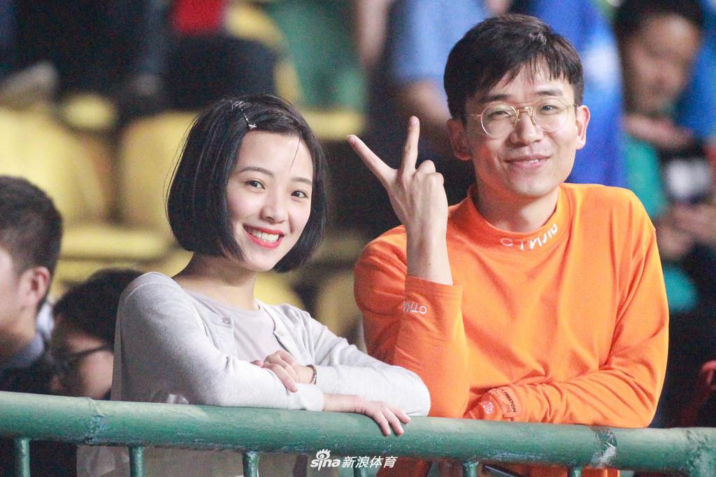 中超美女球迷图鉴 半程看台美色大赏