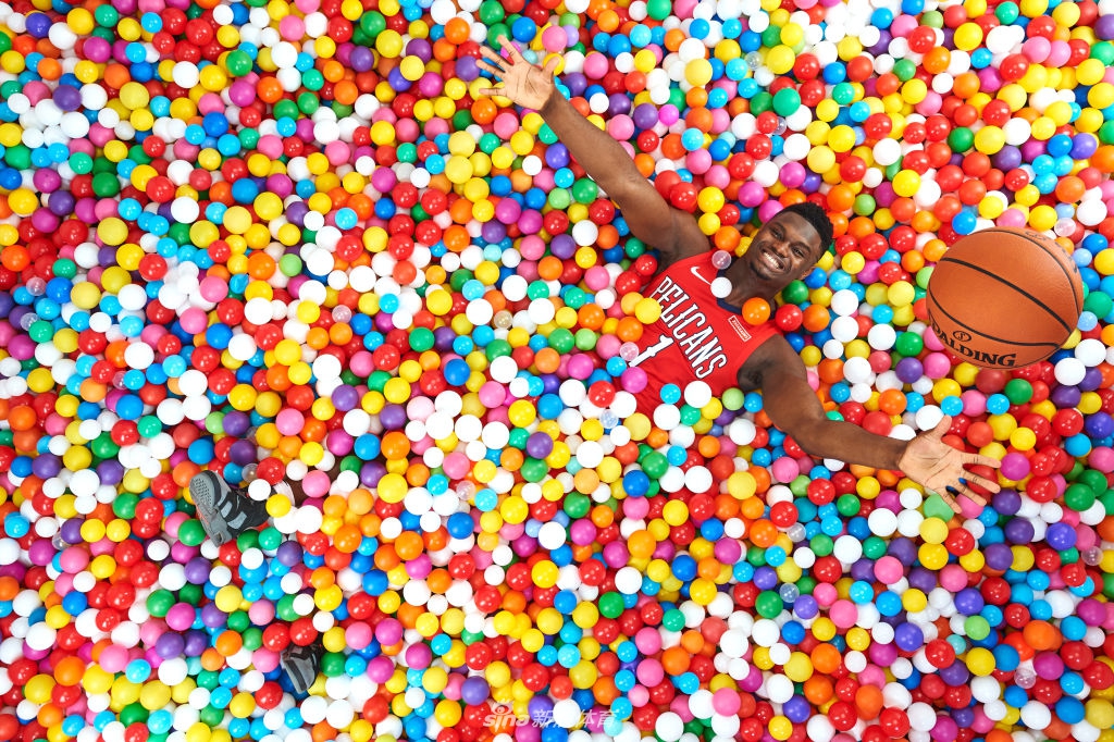 状元秀锡安引领2019新秀拍球衣写真