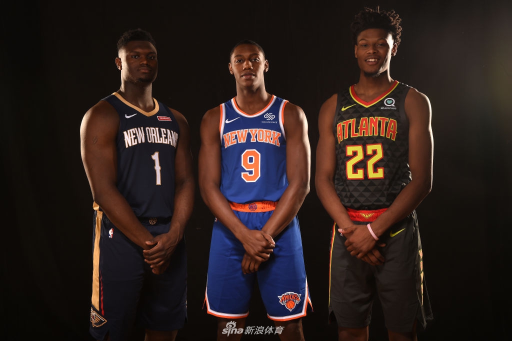 状元秀锡安引领2019新秀拍球衣写真