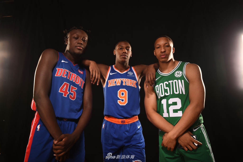 状元秀锡安引领2019新秀拍球衣写真