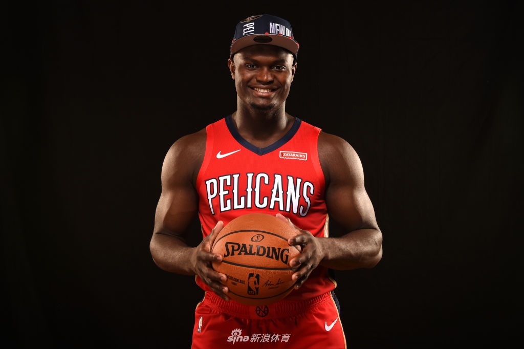 状元秀锡安引领2019新秀拍球衣写真