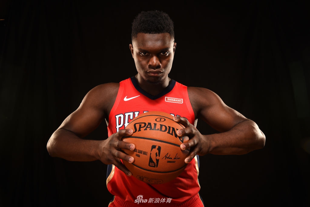 状元秀锡安引领2019新秀拍球衣写真