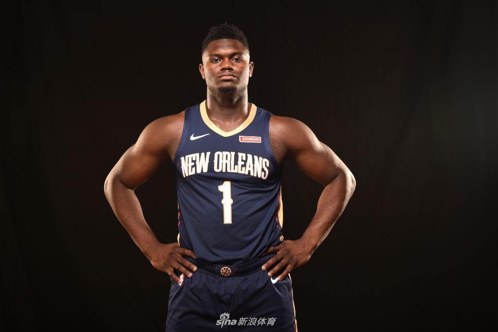 状元秀锡安引领2019新秀拍球衣写真