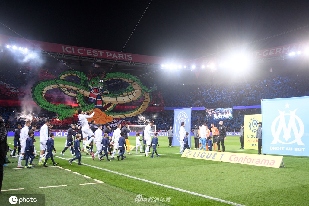 帅爆！巴黎看台惊现龙珠神龙