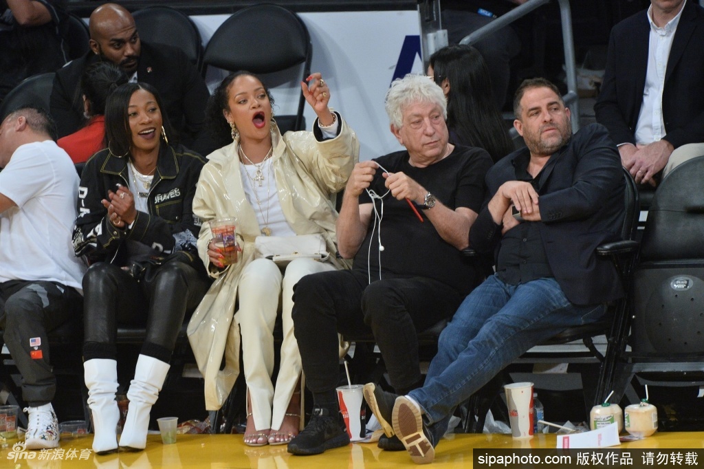 蕾哈娜现场为詹姆斯加油 手舞足蹈最美的詹蜜