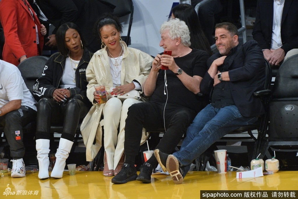 蕾哈娜现场为詹姆斯加油 手舞足蹈最美的詹蜜