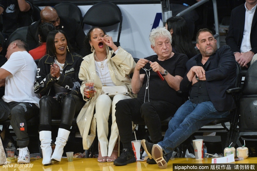 蕾哈娜现场为詹姆斯加油 手舞足蹈最美的詹蜜