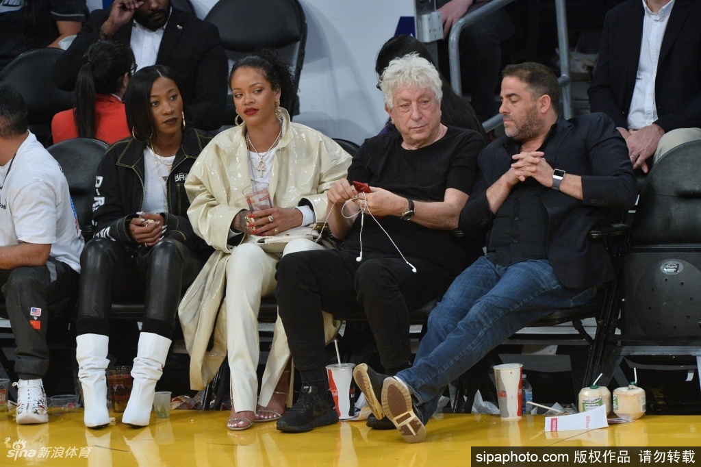 蕾哈娜现场为詹姆斯加油 手舞足蹈最美的詹蜜