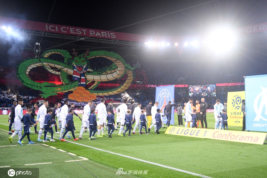 帅爆！巴黎看台惊现龙珠神龙