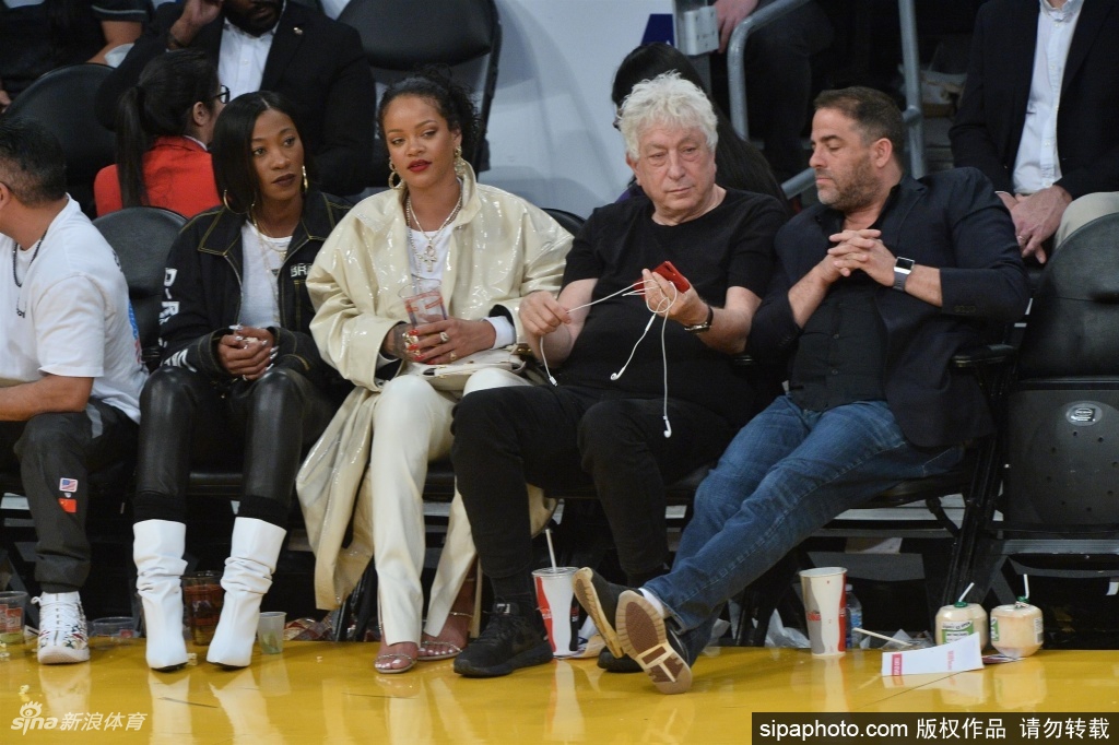 蕾哈娜现场为詹姆斯加油 手舞足蹈最美的詹蜜