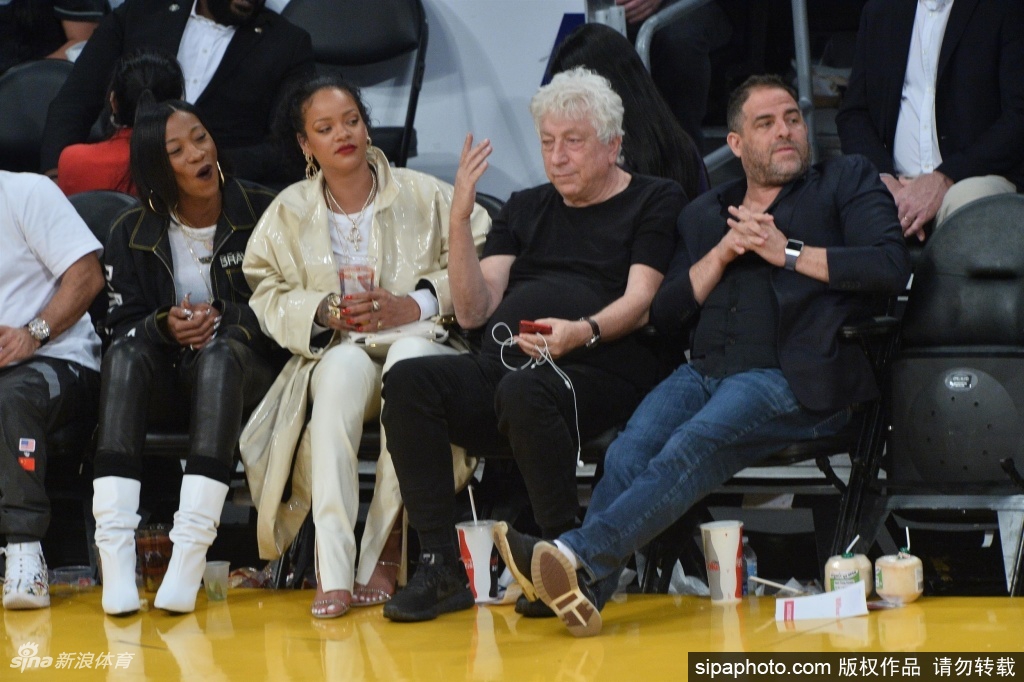 蕾哈娜现场为詹姆斯加油 手舞足蹈最美的詹蜜