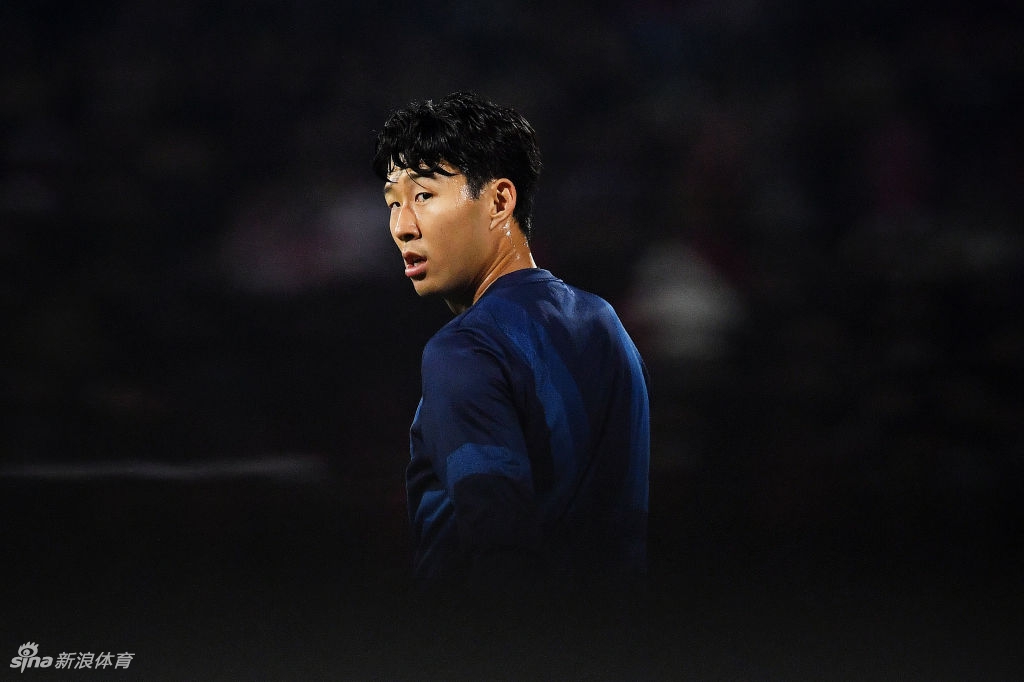 赞!孙兴O进球后双手合十致意戈麦斯