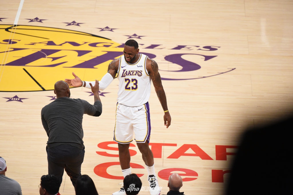 科比现场观战湖人！跟詹姆斯世纪性握手，和魔兽拥抱！