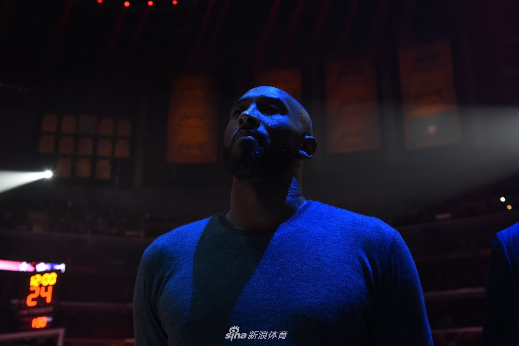 科比现场观战湖人！跟詹姆斯世纪性握手，和魔兽拥抱！