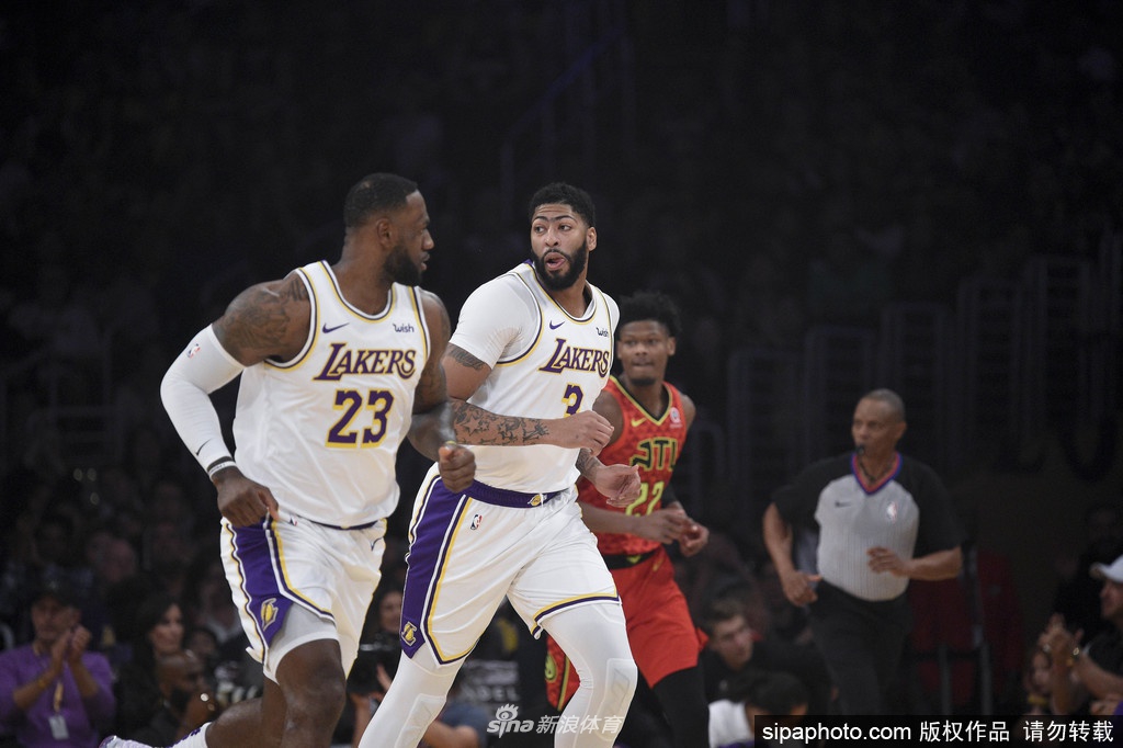 科比现场观战湖人！跟詹姆斯世纪性握手，和魔兽拥抱！