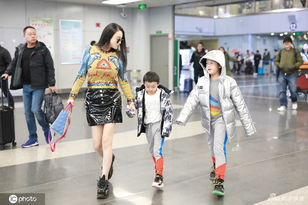 拳王美妻冉莹颖大冷天穿超短裙露美腿