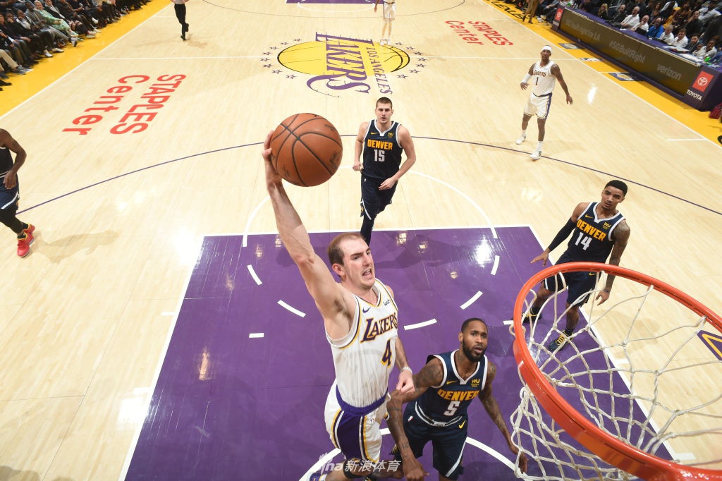 卡鲁索：不会参加扣篮大赛 胯下换手那种玩不了