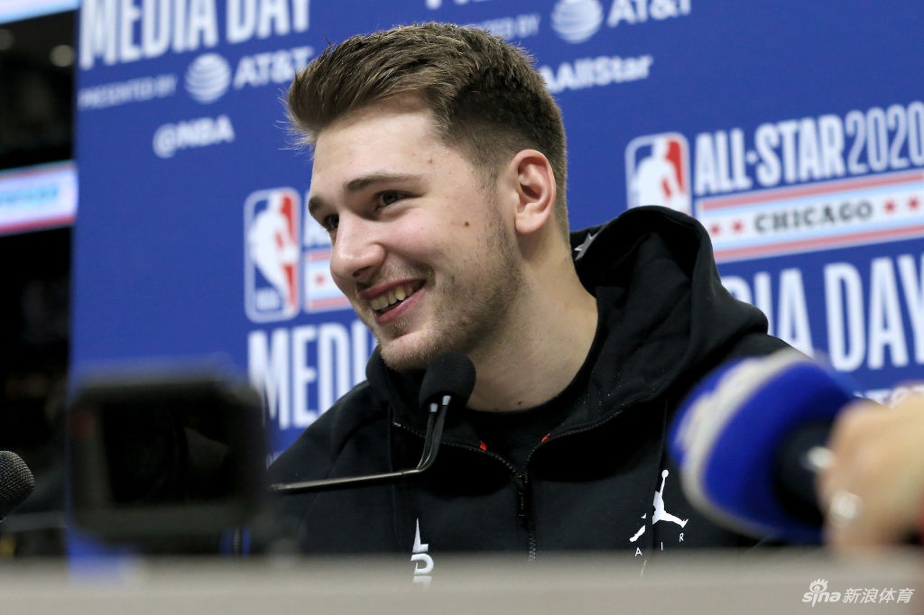 NBA全明星媒体采访日 詹姆斯成关注焦点