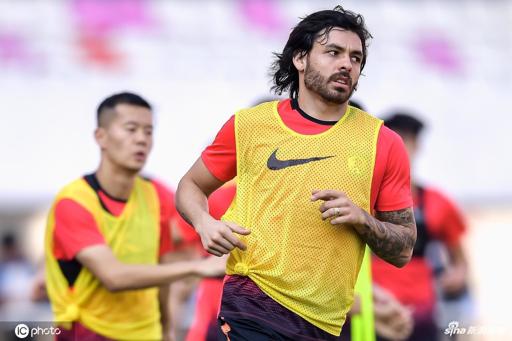 高拉特:希望能为国足效力 未来会更多在中国生活