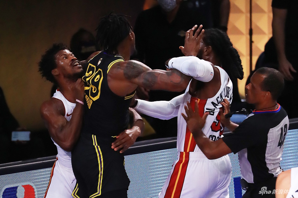 火爆冲突！巴特勒霍华德篮下抱摔！