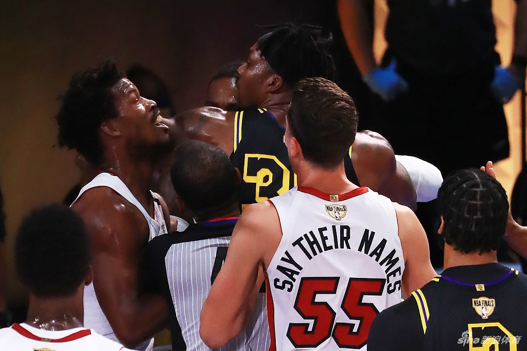 火爆冲突！巴特勒霍华德篮下抱摔！