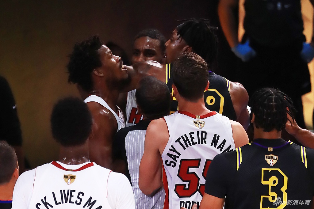 火爆冲突！巴特勒霍华德篮下抱摔！