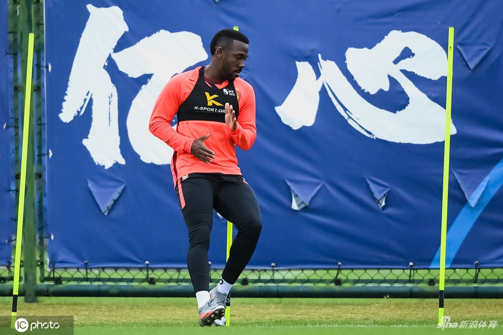 恒大将士轻松训练备战华夏