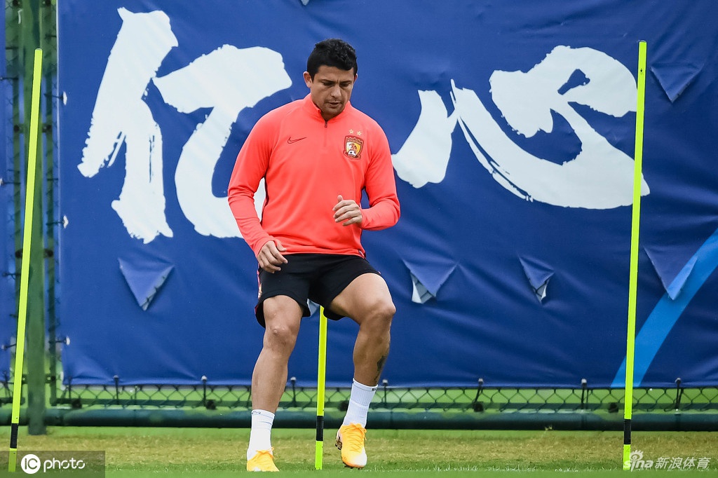 恒大将士轻松训练备战华夏