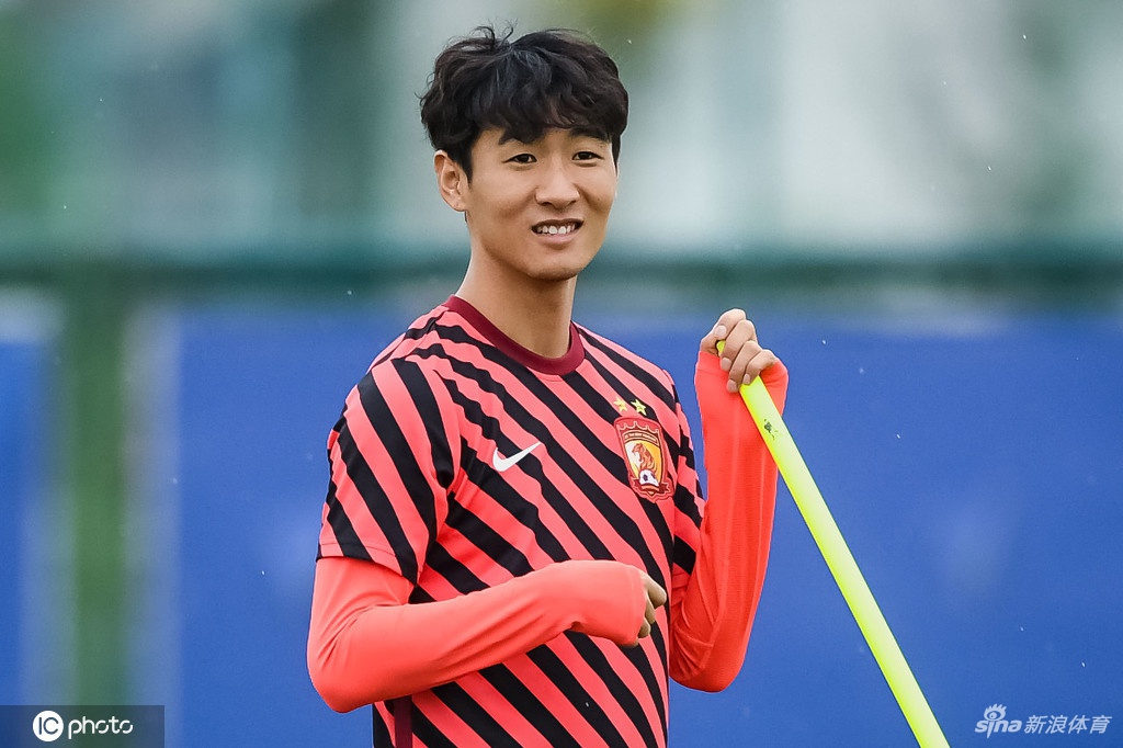 恒大将士轻松训练备战华夏