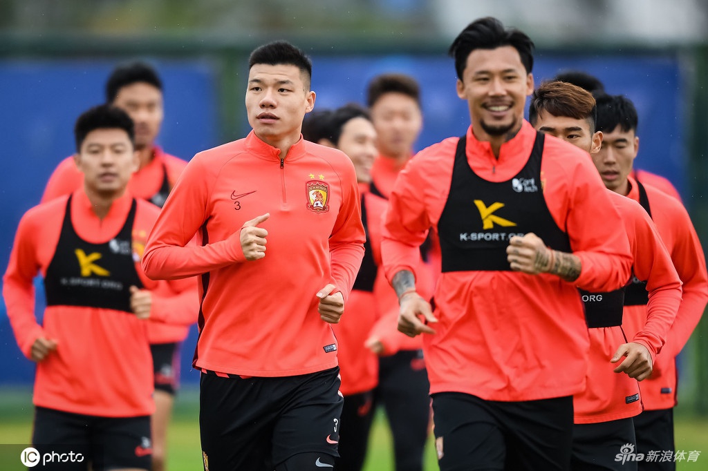 恒大将士轻松训练备战华夏