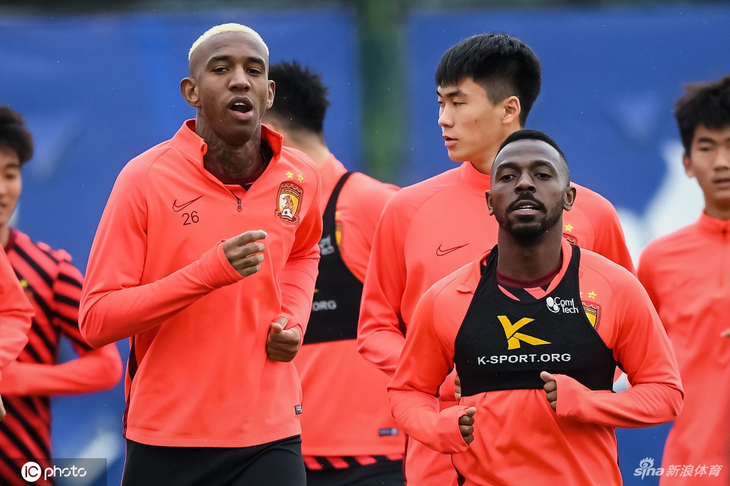 恒大将士轻松训练备战华夏