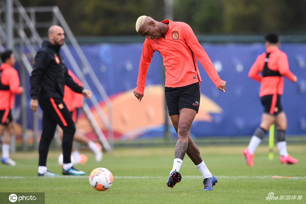 恒大将士轻松训练备战华夏