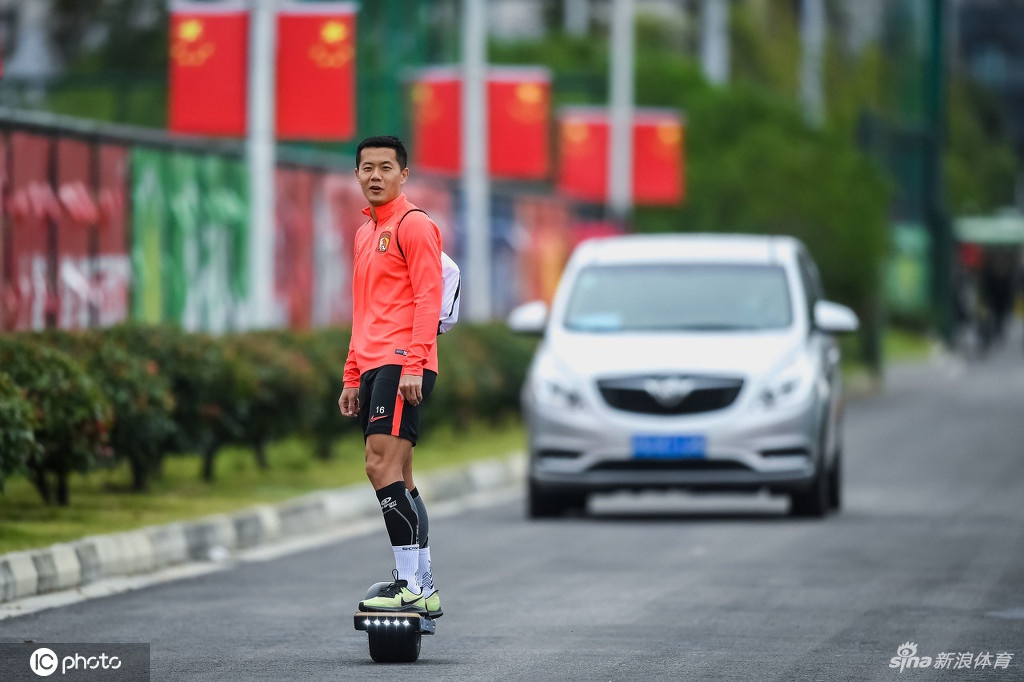 恒大将士轻松训练备战华夏