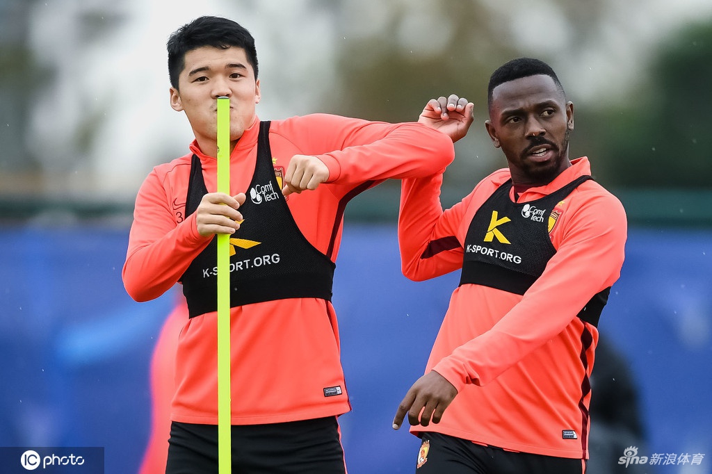 恒大将士轻松训练备战华夏