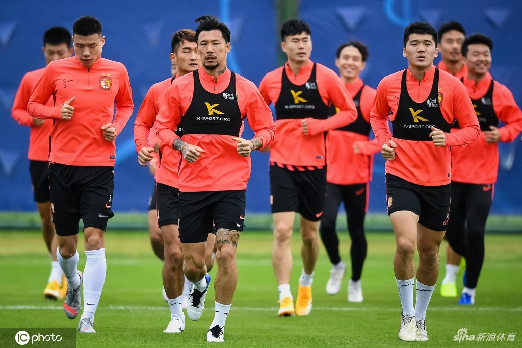 恒大将士轻松训练备战华夏