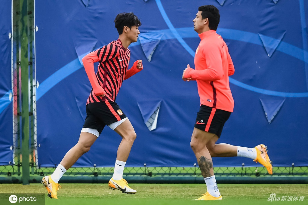 恒大将士轻松训练备战华夏