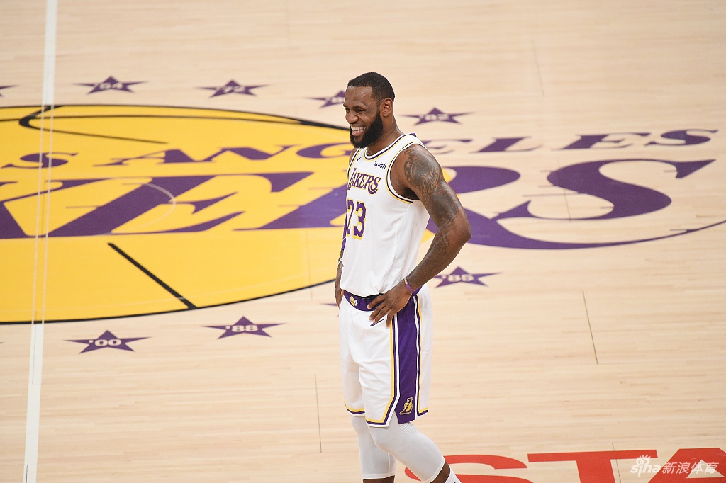 詹姆斯2年8500万提前顶薪续约湖人